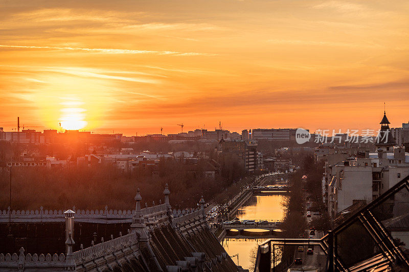 Sunset over Dâmbovița River in Bucharest